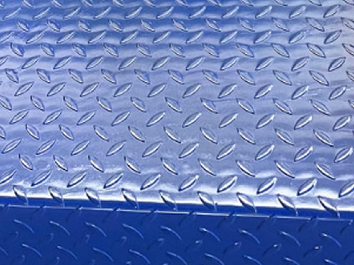 Goods lift anti-slip platform surface option
